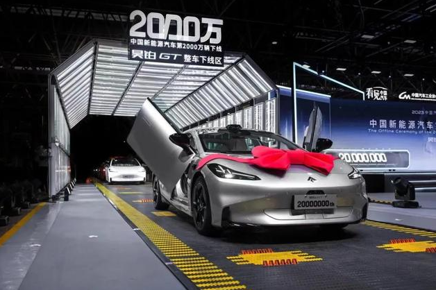 再上新台阶 新能源汽车年产量首破1000万辆