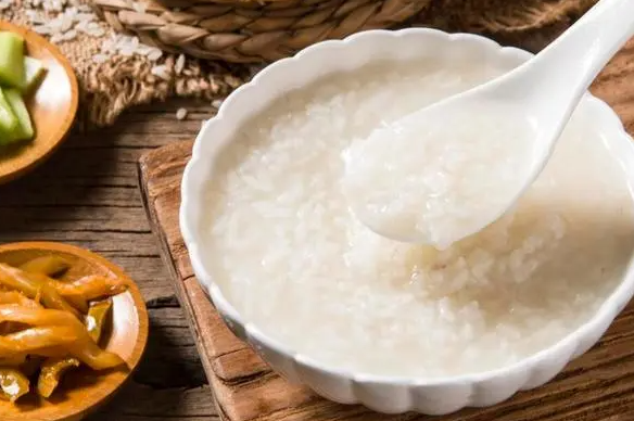 上海白粥刺客200元一碗 称200元一份白粥用的法国矿泉水！