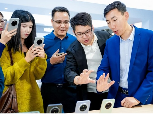 华为Mate 70 Pro+采用微纳米3D拓印技术 HUAWEI Mate 70系列搭载纯血鸿蒙 华为Mate 70 Pro+采用微纳米3D拓印技术 HUAWEI Mate 70系列搭载纯血鸿蒙