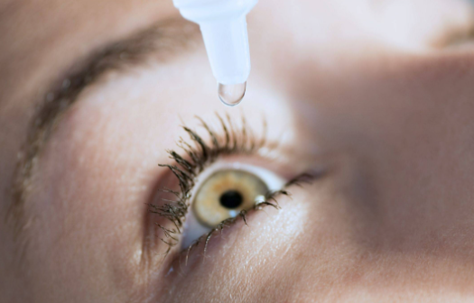 长期使用日本网红眼药水视力仅剩0.1 频繁使用含盐酸四 氢唑啉成分的眼药水可能导致眼部疾病