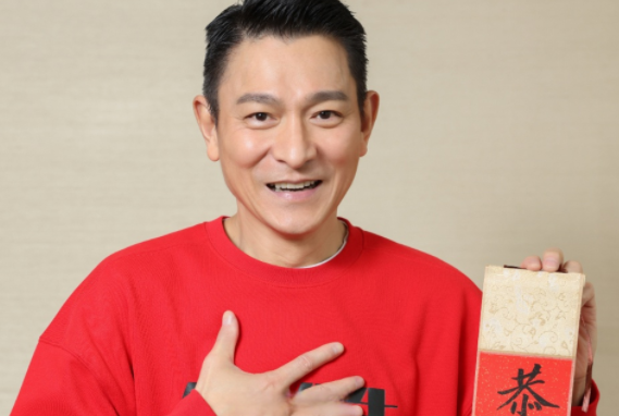 刘德华又到各大超市上班了，歌曲《恭喜发财》唤醒年味