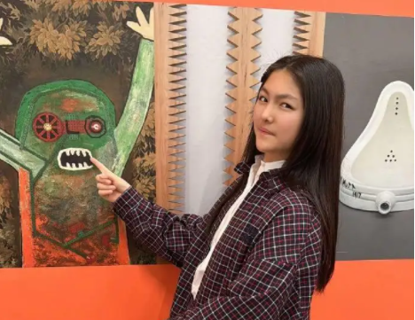 李湘带王诗龄逛街贵妇范十足 16岁王诗龄怼脸拍又瘦又美