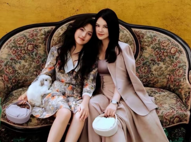 李湘带王诗龄逛街贵妇范十足 16岁王诗龄怼脸拍又瘦又美