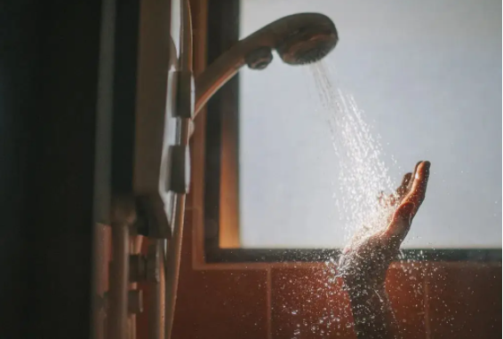 为什么不建议临睡前再洗澡 65岁以上老人这4个时刻洗澡风险大! 为什么不建议临睡前再洗澡 65岁以上老人这4个时刻洗澡风险大!