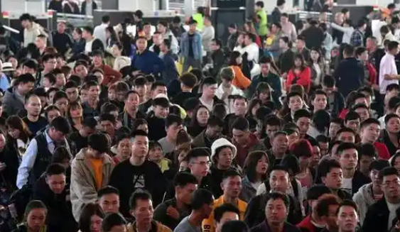 春运跨区域人员流动将达90亿人次 铁路客运量或突破5.1亿人次