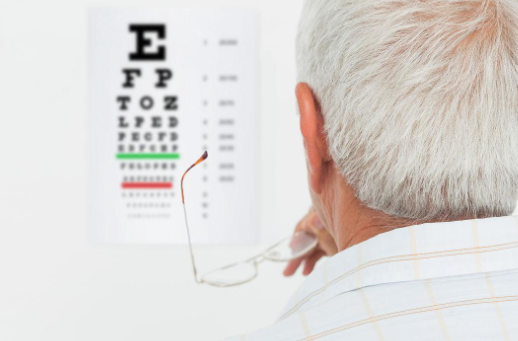 奶奶每天玩手机到凌晨近视2300度 老年人对新兴事物充满好奇 奶奶每天玩手机到凌晨近视2300度 老年人对新兴事物充满好奇