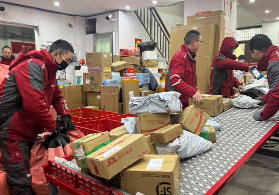 小包裹折射中国经济澎湃动能 中国2024年揽投快递包裹超300亿件
