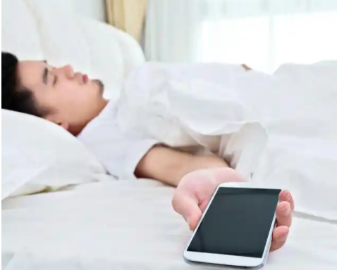 建议睡觉时把手机放1.5米以外 别让手机谋杀你的睡眠