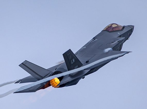 美国F-35战斗机遇到大麻烦 F-35项目很可能被列入裁减名单中