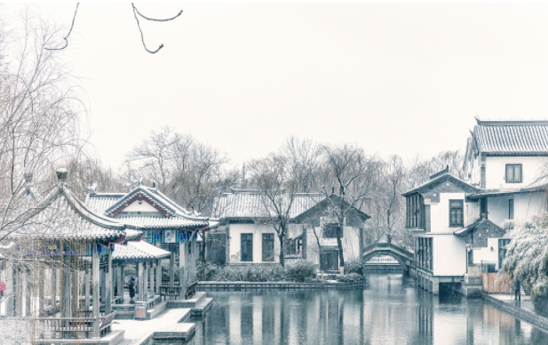 济南大明湖飞雪水墨意境拉满 冬日限定浪漫震撼上线！