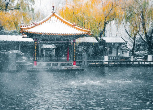 济南大明湖飞雪水墨意境拉满 冬日限定浪漫震撼上线！