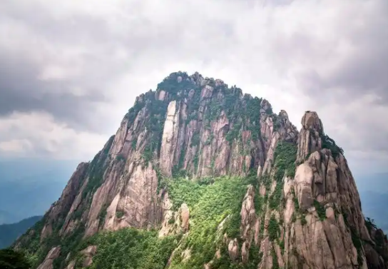 男子在杭州太子山意外拍到黄山 光明顶清晰可见