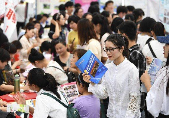 2025年职场女性平均月薪8978元 男性平均月薪10320元 2025年职场女性平均月薪8978元 男性平均月薪10320元