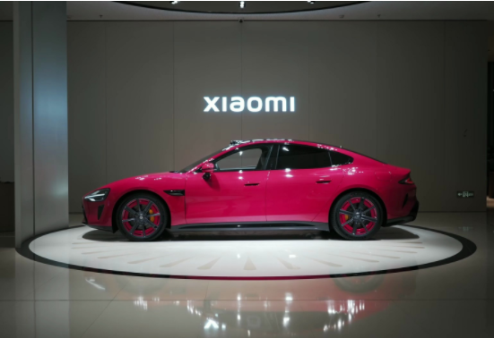 小米15周年限定色！首批小米SU7璀璨洋红下线