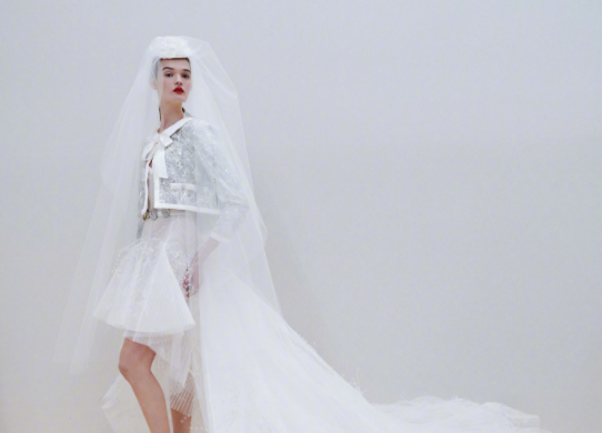 巴黎时装周第三波 杨幂Lisa有韵味周冬雨变美 巴黎时装周第三波 杨幂Lisa有韵味周冬雨变美