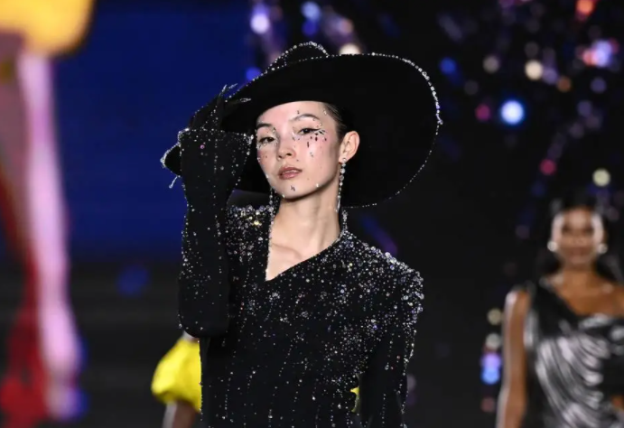 巴黎时装周第三波 杨幂Lisa有韵味周冬雨变美 巴黎时装周第三波 杨幂Lisa有韵味周冬雨变美