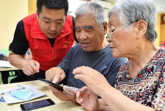 手机套餐“围剿”老年人 老人每月话费高达四五百