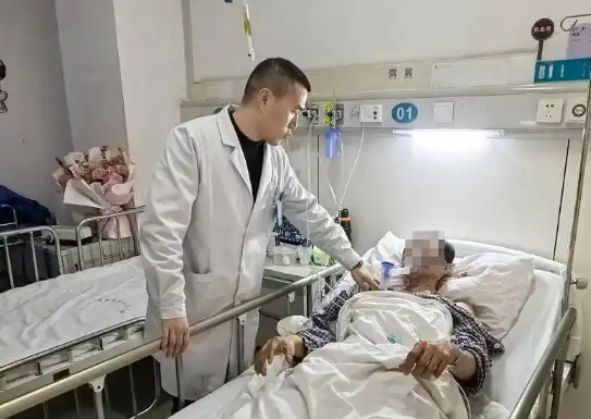 高压水枪失控 江苏一男子被水流刺透颈部