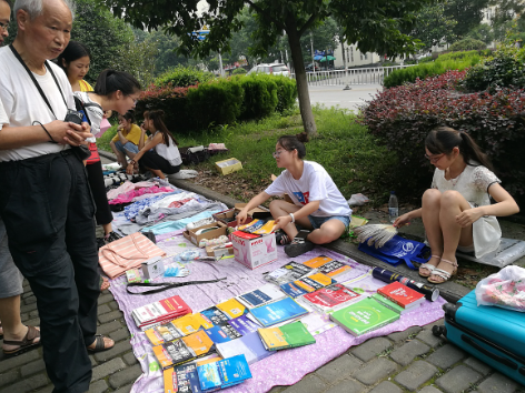 985研究生退学摆摊日入700元 为何越来越多高学历脱下长衫985研究生退学摆摊