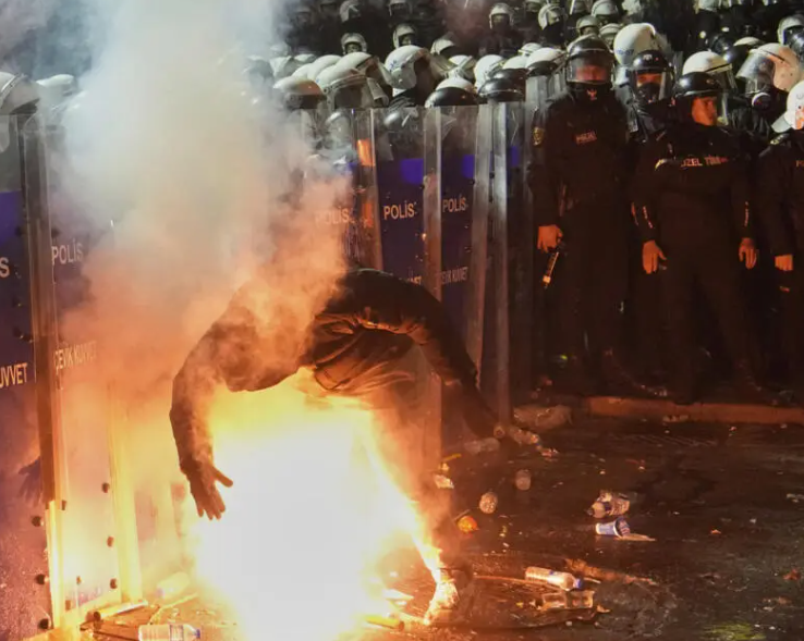 抗议集会蔓延55个省 土耳其爆发十多年来最严重骚乱