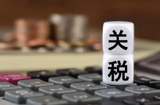 美关税如何影响一家棒球帽工厂 美国消费者将支付关税的大部分成本