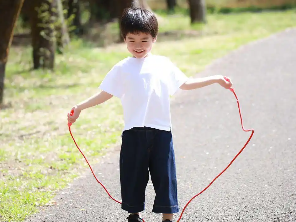 女孩跳绳后肚子剧痛卵巢竟扭成麻花 这种运动后腹痛别硬扛 女孩跳绳后肚子剧痛卵巢竟扭成麻花 这种运动后腹痛别硬扛