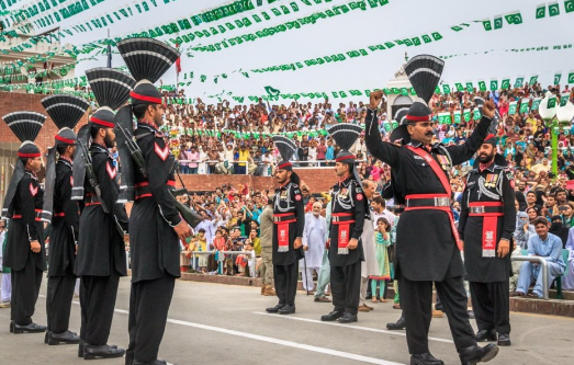 印巴恢复边境降旗仪式:双方威严踢腿 印巴边境踢腿仪式自1959年起持续至今 印巴恢复边境降旗仪式:双方威严踢腿 印巴边境踢腿仪式自1959年起持续至今