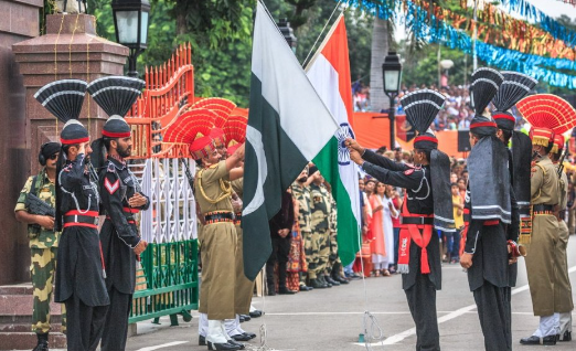 印巴恢复边境降旗仪式:双方威严踢腿 印巴边境踢腿仪式自1959年起持续至今 印巴恢复边境降旗仪式:双方威严踢腿 印巴边境踢腿仪式自1959年起持续至今