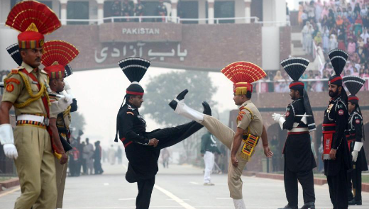 印巴恢复边境降旗仪式:双方威严踢腿 印巴边境踢腿仪式自1959年起持续至今 印巴恢复边境降旗仪式:双方威严踢腿 印巴边境踢腿仪式自1959年起持续至今