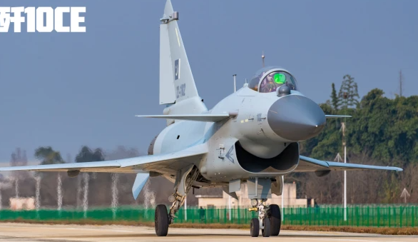 歼-10CE登上中国展台C位 中国先进武器正在改变国际军工格局