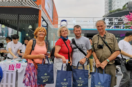 外国游客“买买买”中国购更火了 外国游客为何热衷于来中国购物 外国游客“买买买”中国购更火了 外国游客为何热衷于来中国购物