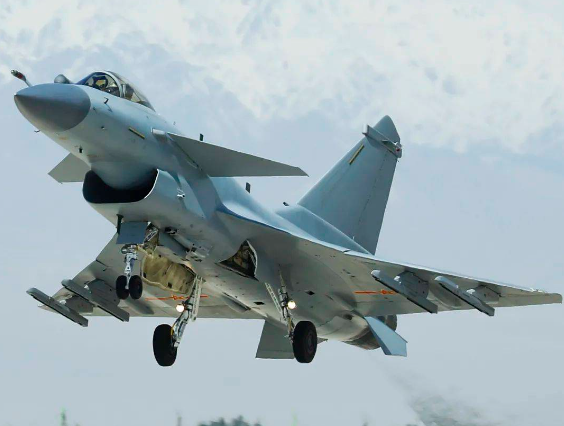 歼-10CE登上中国展台C位 中国先进武器正在改变国际军工格局