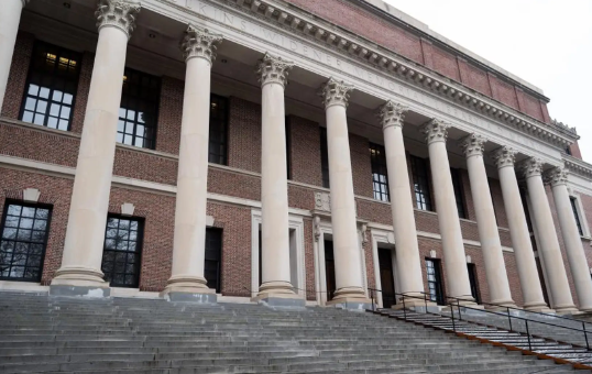 特朗普政府禁止哈佛大学招收国际生 美政府与哈佛大学的矛盾是否会持续激化 特朗普政府禁止哈佛大学招收国际生 美政府与哈佛大学的矛盾是否会持续激化