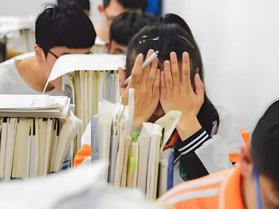 上海给中小学生减负引热议 初中每天书面作业不超过1.5小时！