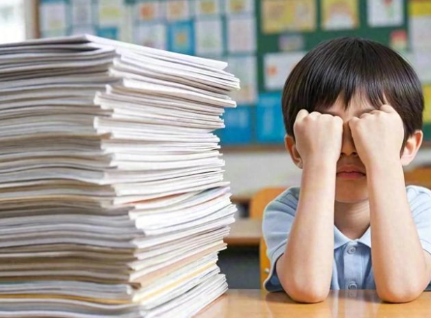 上海给中小学生减负引热议 初中每天书面作业不超过1.5小时！