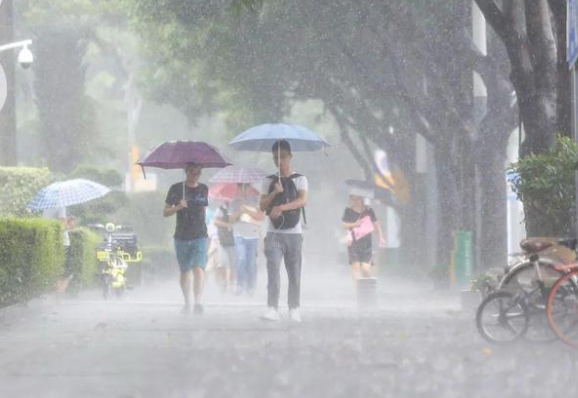 南方最强降雨来袭 广东局地日降水量或突破5月历史极值 南方最强降雨来袭 广东局地日降水量或突破5月历史极值