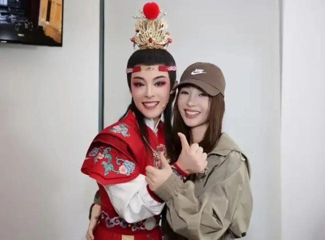 章子怡素颜带女儿看陈丽君演出 “国际影后”被陈丽君圈粉 章子怡素颜带女儿看陈丽君演出 “国际影后”被陈丽君圈粉