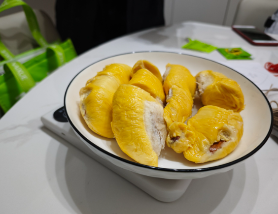 榴莲不让带进火车站 4人光速炫完差点吃吐 榴莲不让带进火车站 4人光速炫完差点吃吐