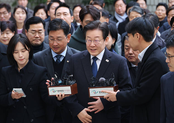 韩国73岁总统候选人表演跆拳道 韩国大选开始投票5人竞逐总统