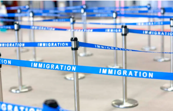 特朗普全面暂停12国公民进入美国 哪国公民不能进入美国？