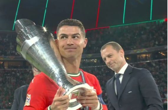 C罗40岁夺生涯第36冠赛后激动落泪 C罗助葡萄牙再夺欧国联冠军