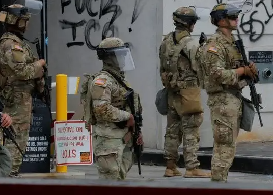 直击洛杉矶非法移民“围捕战” 洛杉矶全市进入战术警戒状态 直击洛杉矶非法移民“围捕战” 洛杉矶全市进入战术警戒状态