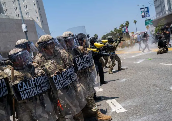 直击洛杉矶非法移民“围捕战” 洛杉矶全市进入战术警戒状态 直击洛杉矶非法移民“围捕战” 洛杉矶全市进入战术警戒状态