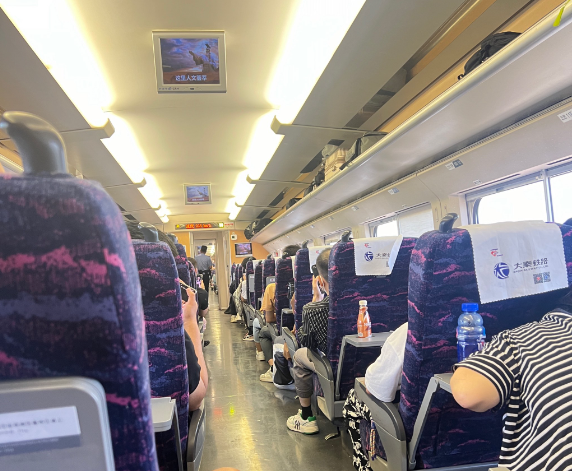 火车过山西隧道吸入煤灰乘客变煤蛋 火车经山西一隧道时进入大量煤灰 火车过山西隧道吸入煤灰乘客变煤蛋 火车经山西一隧道时进入大量煤灰