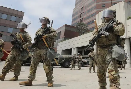 洛杉矶抗议者与联邦政府支持者打斗 特朗普:支持逮捕加州州长