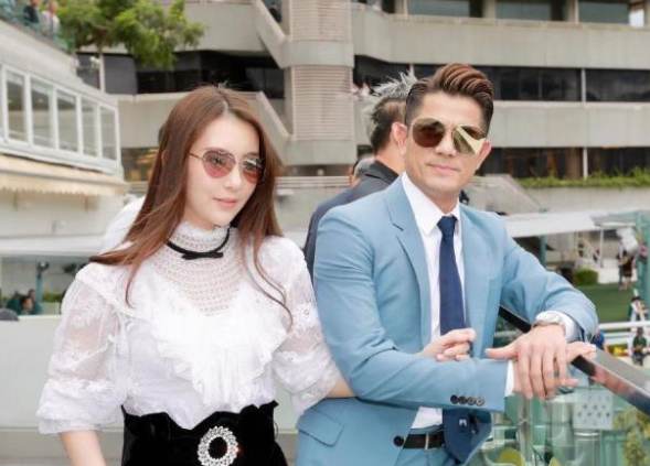 59岁郭富城带方媛看赛马 方媛穿宽松连衣裙陪郭富城看赛马