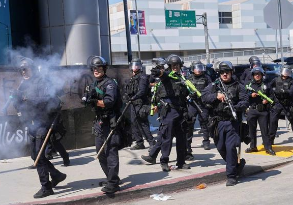 洛杉矶抗议者与联邦政府支持者打斗 特朗普:支持逮捕加州州长