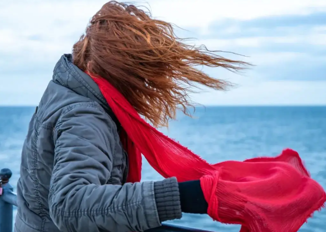 205斤小伙被大风吹倒头部着地滚翻 阵风多重的人不会被吹走