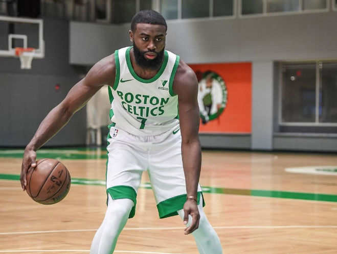 杰伦布朗右膝手术后晒图报平安 杰伦布朗半月板撕裂仍坚持打完赛季！