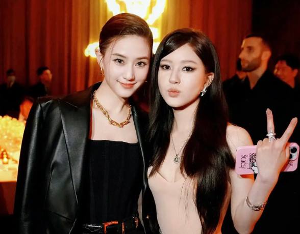 章泽天何超莲同框好养眼 章泽天何超莲红气养人穿搭推荐2025 章泽天何超莲同框好养眼 章泽天何超莲红气养人穿搭推荐2025